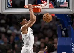 勇士NBA战胜达拉斯独行侠库里关键远投(勇士打湖人库里摔倒)